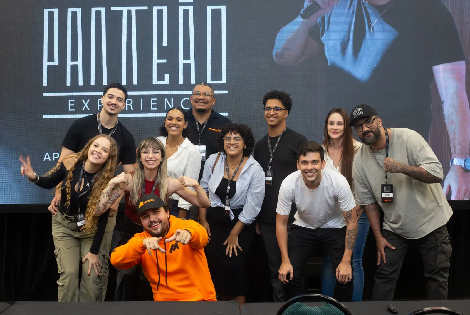 Mineiro com um grupo de pessoas em um encontro do Panteão