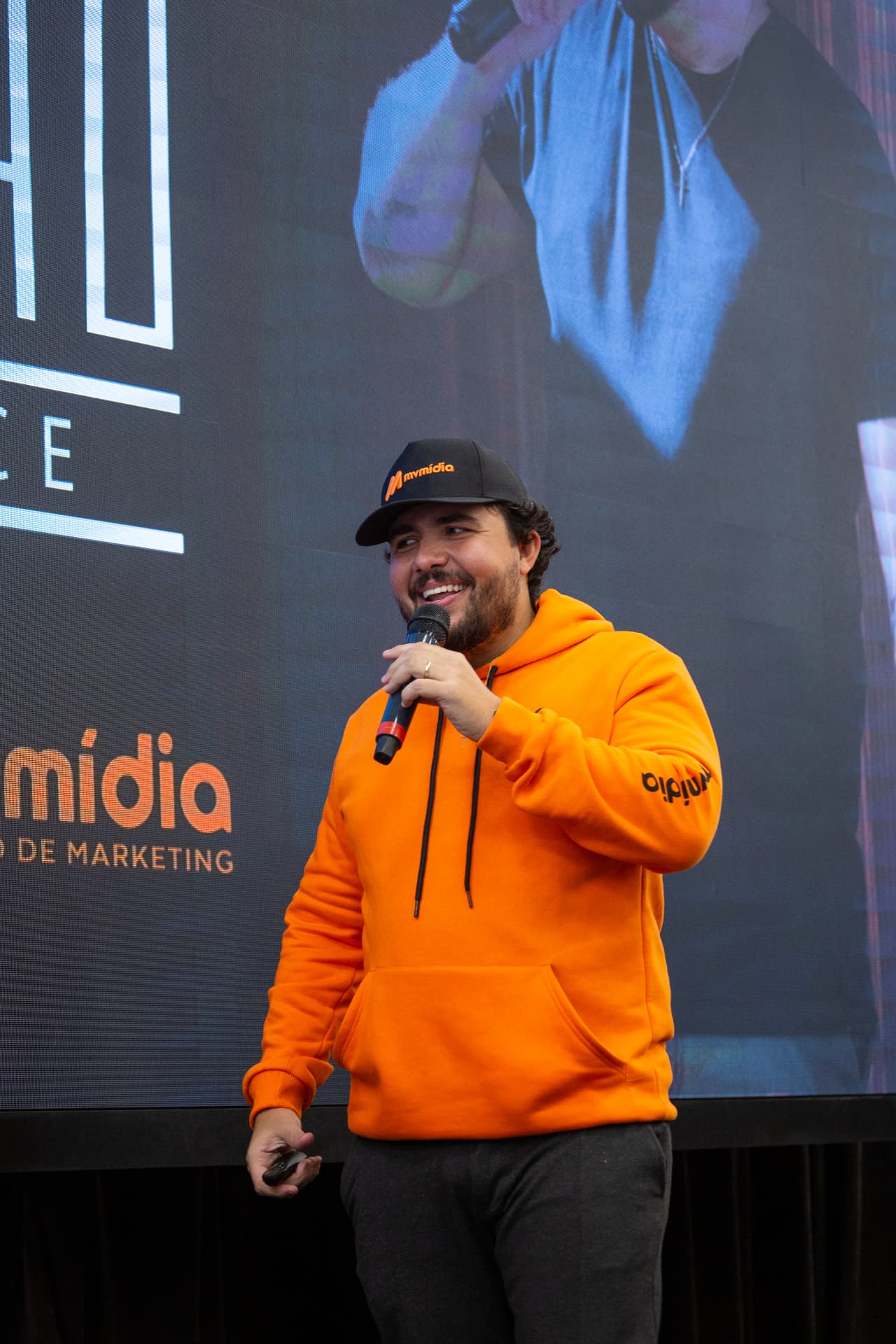 Mineiro das Vendas falando no palco